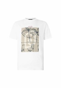 Tricou alb din bumbac, având un panou grafic imprimat cu palmieri și scaune în nuanțe de bej pal și contururi negre.