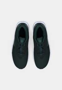 Et par mørkegrønne Nike løbesko med hvide såler og snørebånd, set ovenfra på en hvid baggrund.