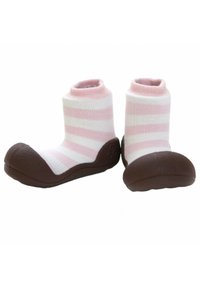 Botas infantiles con suela de goma marrón y parte superior detextil a rayas en rosa claro y blanco, con un puño acanalado.
