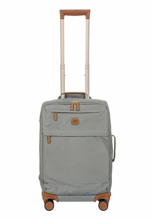 Grauer Soft-Trolley mit braunen Details, mehreren Reißverschlusstaschen, vier Rollen und einem ausziehbaren beige Griff mit braunem Griffstück.