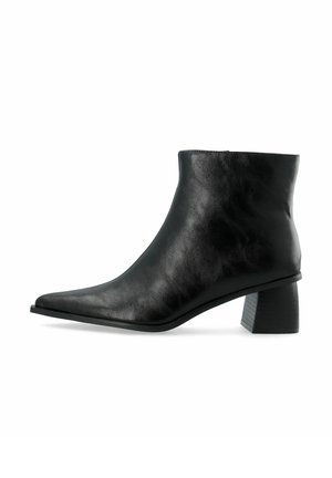 Black ankle boot made of smooth leather with a pointed toe and a low, square block heel for stability. Minimalist design, no visible accents.