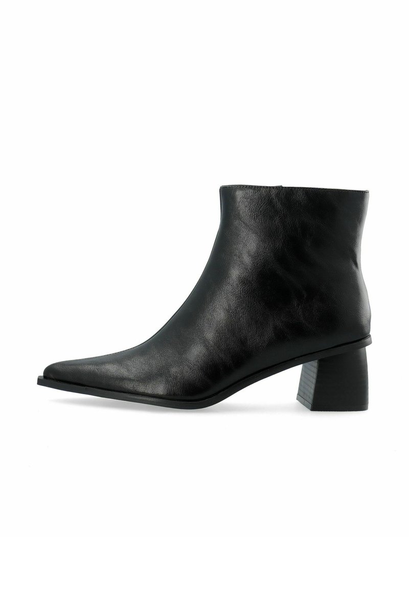 Bottines noires en cuir lisse avec un bout pointu et un petit talon carré pour la stabilité. Design minimaliste, sans accents visibles.