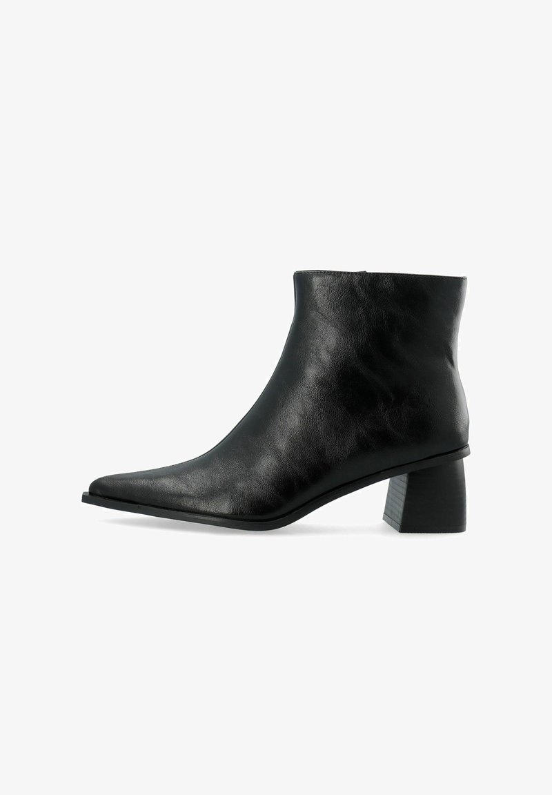 Bottines noires en cuir lisse avec un bout pointu et un petit talon carré pour la stabilité. Design minimaliste, sans accents visibles.