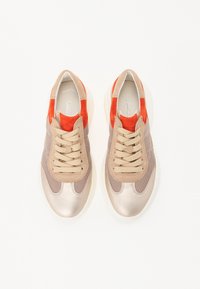 Buty sportowe z beżową siateczkową cholewką, złotymi akcentami i pomarańczowymi zamszowymi detalami; płaskie sznurowadła; amortyzowana podeszwa; zaokrąglony nosek.