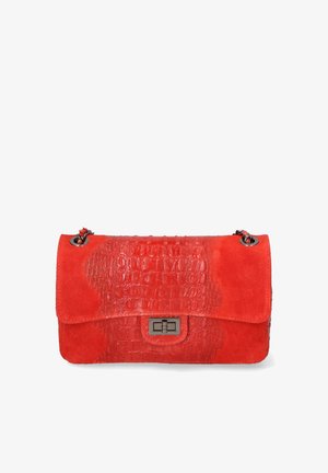 Sac à main rouge avec un devant en cuir gaufré crocodile et un dos en daim lisse. Comprend une sangle décorative et un fermoir en métal.