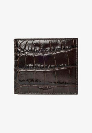 Cartera de cuero estampada en cocodrilo de color marrón oscuro con costuras visibles y un sutil grabado de la marca en el centro inferior frontal.