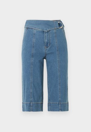 Τζιν σορτς με ψηλή μέση που φτάνουν μέχρι τα γόνατα, με κάθετες ραφές και φαρδιά ζώνη με ασημένια αγκράφα.