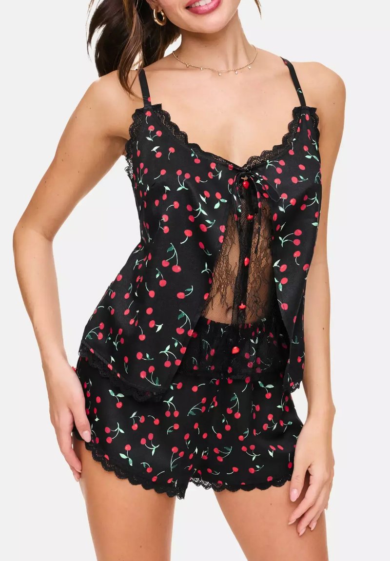 Ensemble de pyjama noir avec imprimé cerises rouges, avec des bordures en dentelle et des bretelles spaghetti réglables. Comprend un haut sans manches et un short assorti.