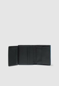 Schwarze Lederbrieftasche mit mehreren Kartenfächern, einem Netzfach für Ausweise und einem Fach für Geldscheine. Glatte Oberfläche und schlichtes Design.