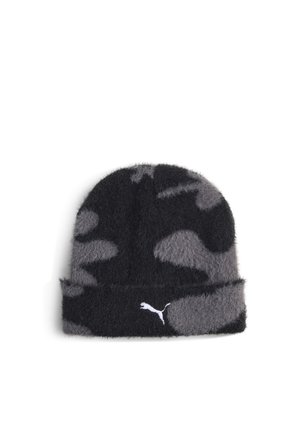 Czarna i szara puszysta czapka z wzorem kamuflażu i białym logo Puma na podwiniętym mankiecie.