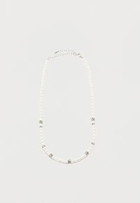 Λευκό κολιέ από πέρλες με ασημένια διαχωριστικά από στρας και ασημένιο κούμπωμα αλυσίδας, παρουσιασμένο σε απλό ανοιχτό φόντο.