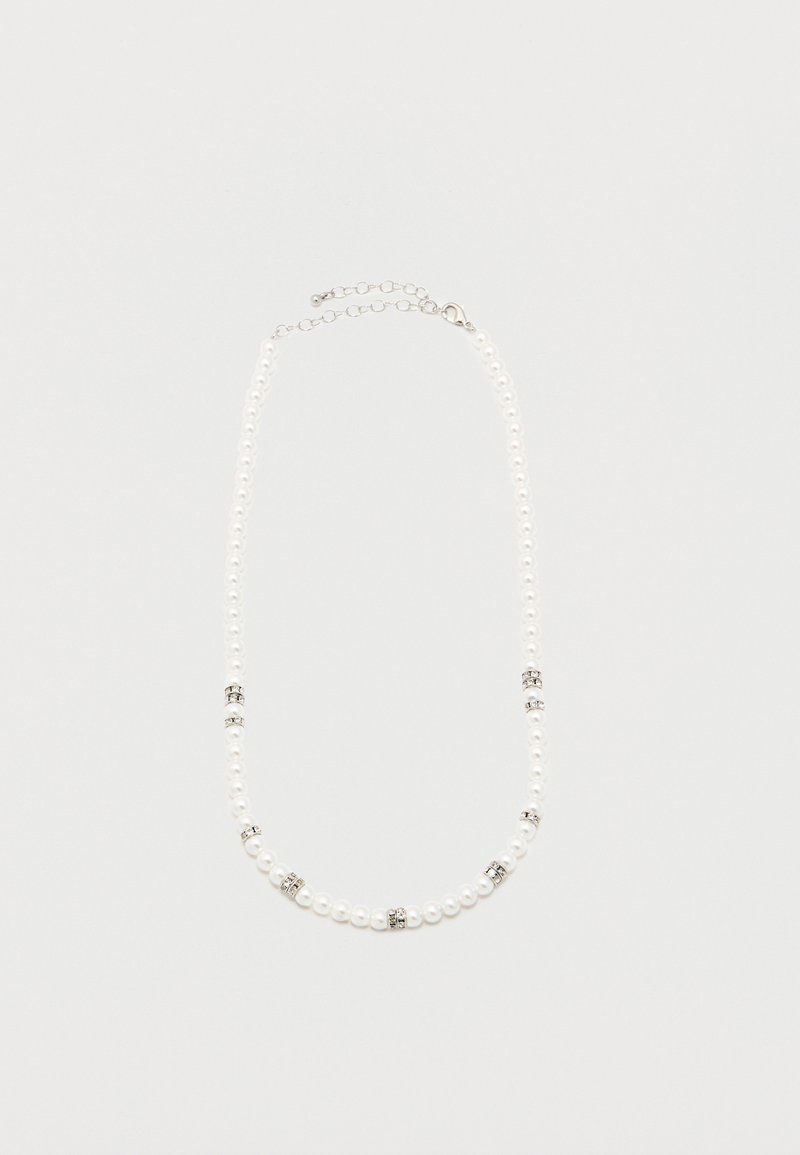 Λευκό κολιέ από πέρλες με ασημένια διαχωριστικά από στρας και ασημένιο κούμπωμα αλυσίδας, παρουσιασμένο σε απλό ανοιχτό φόντο.