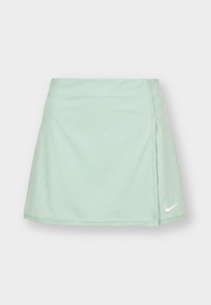 Hellgrüner Sportrock mit seitlichem Überlappungsdetail und kleinem weißen Nike-Logo nahe dem Saum auf der rechten Seite.