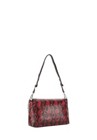 Borsa a tracolla rettangolare in stampa serpente rossa e nera, in pelle texture, con tracolla regolabile e dettagli in metallo argentato.