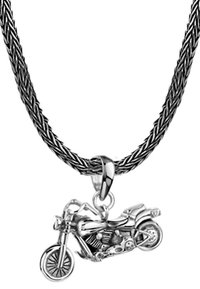 Silver motorcykelhängsmycke på en svart flätad kedja, med detaljerad design och polerad yta.