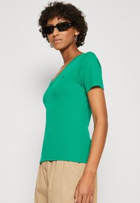 Tommy Hilfiger SLIM CODY - Jednoduché tričko - olympic green