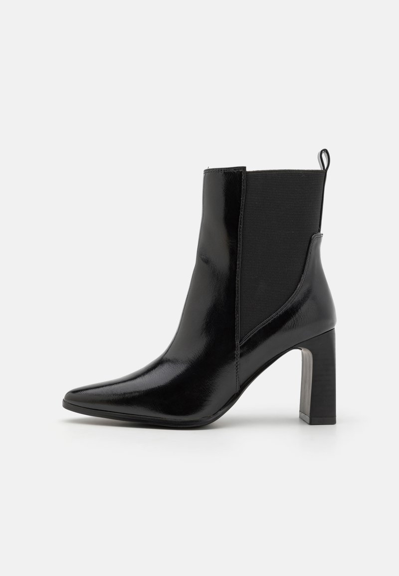 Sorte ankelstøvler lavet af glat materiale, med spids tå, elastiske sider og en bred hæl. Minimalistisk design med en løftestrop.