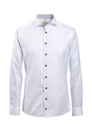 Biała męska koszula na długi rękaw z kołnierzem typu spread, ciemnymi guzikami z przodu i wzorzystym podszyciem wnętrza kołnierza.