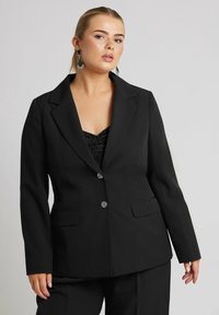Svart kavaj med dockade slag, enkelknäppt design, två framfickor och silverdetaljer på knapparna. Skräddarsydd passform för en strukturerad look.