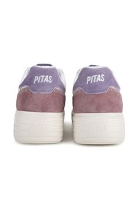 Sneaker aus lila und rosa Wildleder mit weißen Akzenten und einer strukturierten, klobigen Sohle, mit geprägt Branding an der Ferse.