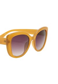 Żółte, oversized okulary przeciwsłoneczne z gradientowymi fioletowymi soczewkami, plastikową ramką, szerokimi zausznikami i gładką teksturą. Zaprojektowane z myślą o modnych dodatkach.
