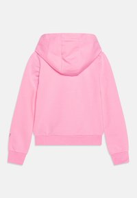 Tył gładkiego różowego hoodie z długimi rękawami, dopasowanymi mankietami i kapturem, leżącego płasko na białym tle.