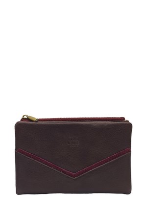Portefeuille en cuir brun foncé avec des bordures en V couleur bordeaux, fermeture éclair en haut et logo "mila louise paris" en relief au centre avant.