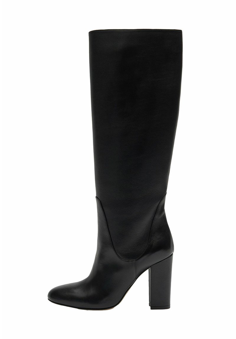 Botas negras hasta la rodilla hechas de cuero suave, con punta afilada y un tacón robusto de bloque. Diseño aerodinámico con acentos mínimos.