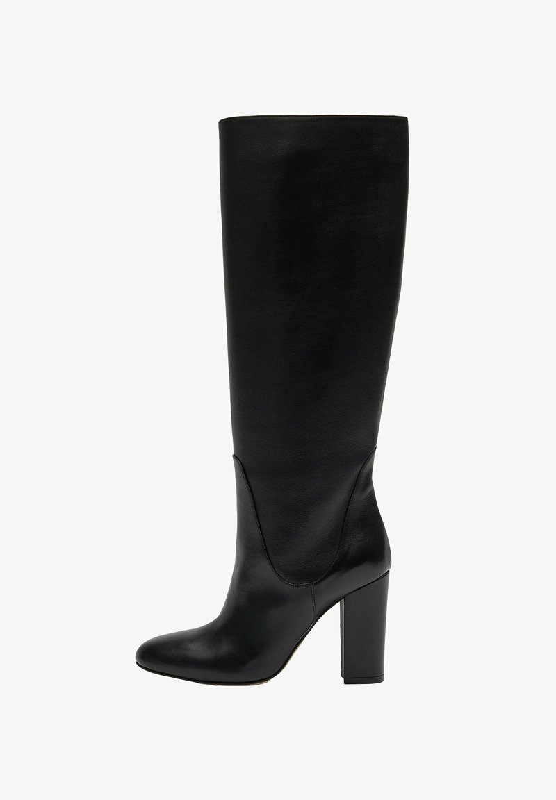 Botas negras hasta la rodilla hechas de cuero suave, con punta afilada y un tacón robusto de bloque. Diseño aerodinámico con acentos mínimos.