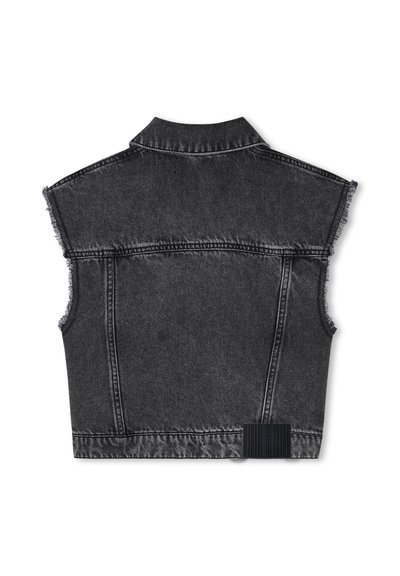 Gilet en denim noir avec bords effilochés, design sans manches et col. Présente des coutures verticales et un patch texturé sur le bas à gauche.