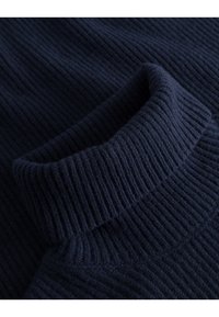 Mornarsko moder rebrast turtleneck pulover z debelim, teksturiranim ovratnikom in mehkobo tkanine. Vzorec je sestavljen iz navpičnega rebrastega pletenja po celotni površini.