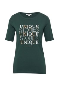 Donkergroene t-shirt met een ronde halslijn, korte mouwen en een graphic print met de tekst "UNIQUE STORIES" in verschillende kleuren.