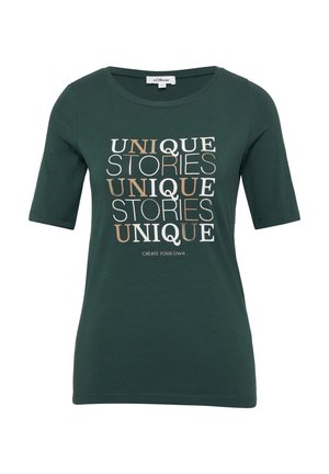 Donkergroene t-shirt met een ronde halslijn, korte mouwen en een graphic print met de tekst "UNIQUE STORIES" in verschillende kleuren.