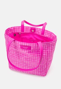 Borsa a tracolla rosa con motivo a pois, realizzata in tessuto con una texture liscia, dotata di due manici robusti e di una tasca interna con zip.