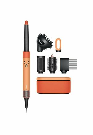 Hårstyling sæt med seks tilbehør inklusive krøllejern, diffuser, børster, kam og opbevaringsetui i orange og sort farve.