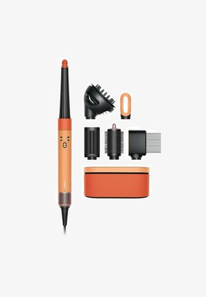 Hårstyling sæt med seks tilbehør inklusive krøllejern, diffuser, børster, kam og opbevaringsetui i orange og sort farve.