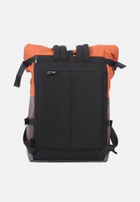 Schwarz-orange Rolltop-Rucksack mit verstellbaren Trägern, glatter Textur, verstärktem Boden und einer großen hinteren Tasche zur Aufbewahrung.