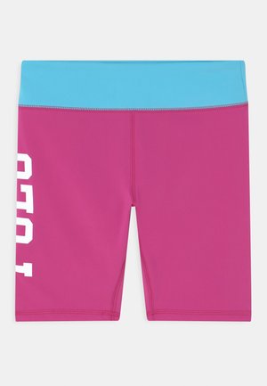 Calções de banho fúcia com uma cintura azul clara, apresentando texto branco do lado esquerdo. Feitos de material elástico e de secagem rápida.