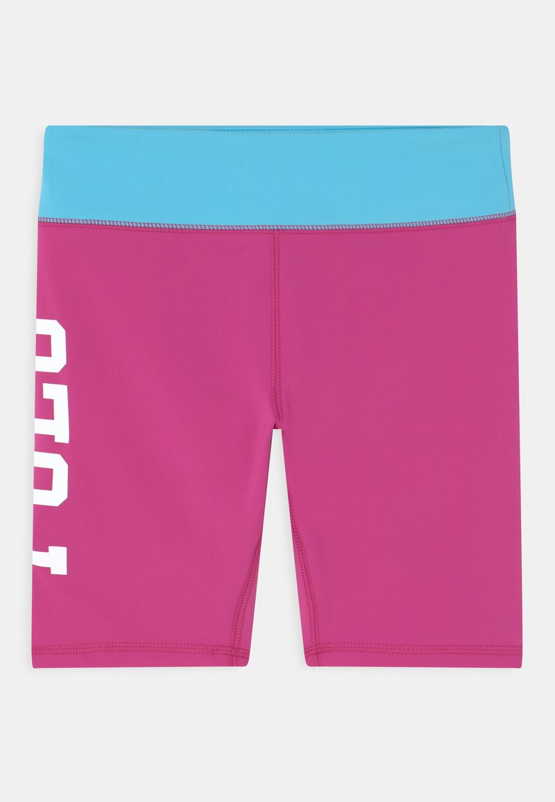 Calções de banho fúcia com uma cintura azul clara, apresentando texto branco do lado esquerdo. Feitos de material elástico e de secagem rápida.