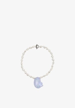 Armband aus unregelmäßigen weißen Perlen mit einer großen, unregelmäßigen lavendelblauen Perle als zentralem Anhänger und einem Metall-Toggle-Verschluss.