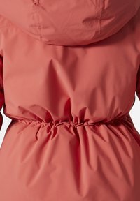Nepromokavá korálová péřová bunda s šňůrkovým pasem, elastickými manžetami a kapucí. Hladká textura s minimalistickým designem.