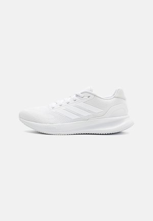 Bílé sportovní boty vyrobené z mřížkového materiálu, s elegantním designem, kulatou špičkou, pevným podpatkem a třemi proužky na vnější straně.