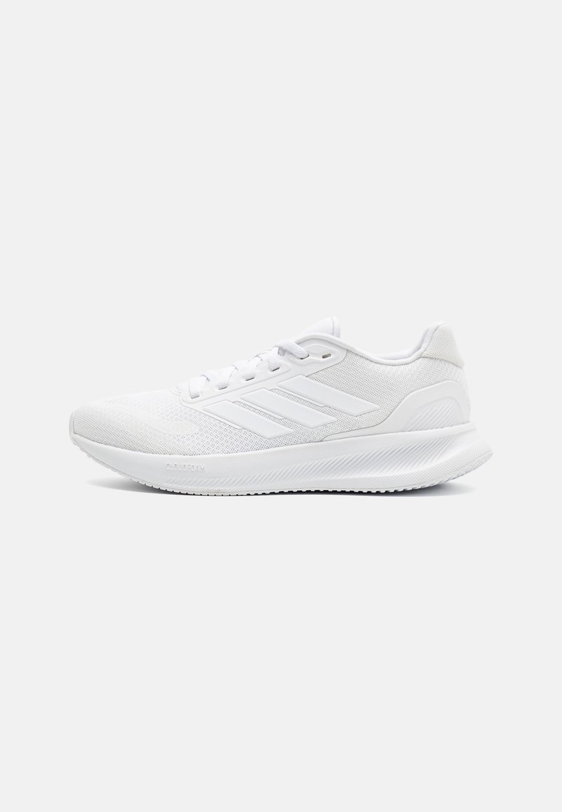 Zapatillas deportivas blancas hechas de material de malla, con un diseño elegante, punta redonda, talón estructurado y tres franjas en el lado exterior.