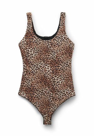Body bez rękawów w panterkę, z dekoltem typu scoop i stringami, w brązowych, czarnych i beżowych odcieniach na białym tle.
