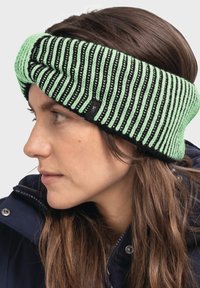 Strickhaarband in mintgrün mit schwarz gestreiftem Muster. Weiche Textur mit einem verdrehten Design an der Vorderseite und einem kleinen Logo-Tag an der Seite.