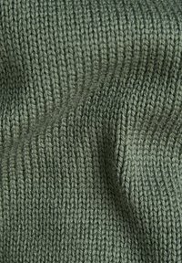 Strickstoff in einem gedämpften Grünton mit einer gerippten Textur, die vertikale Rillen und leichte Flauschigkeit aufweist.