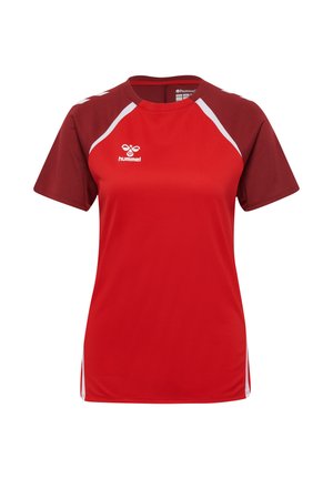 Rode sporttrui met korte mouwen, voorzien van een ronde hals, witte accenten op de schouders en een logo op de borst. Soepele textuur.