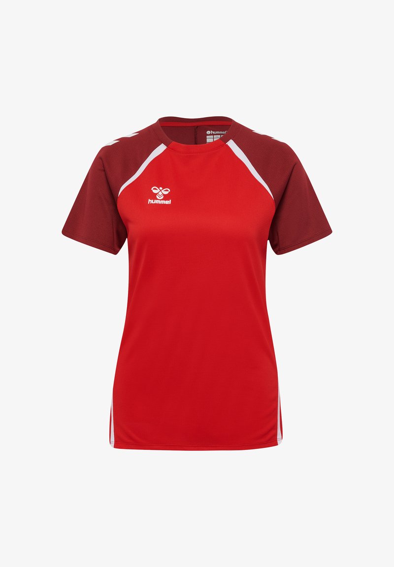 Maillot de sport rouge à manches courtes, avec un col rond, des accents blancs sur les épaules et un logo sur la poitrine. Texture lisse.