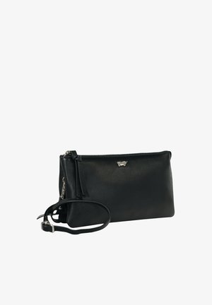 Borsa da polso in pelle nera con chiusura a cerniera e piccolo emblema argentato a forma di cane sul davanti, dotata di tracolla regolabile.