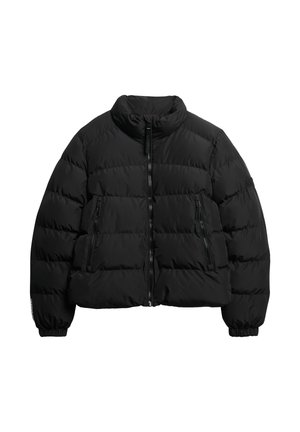 Sort pufferjakke med høj krave, lynlåslukning foran og elastiske manschetter. Har to lynlåslommer og en quiltet design med cropped snit.